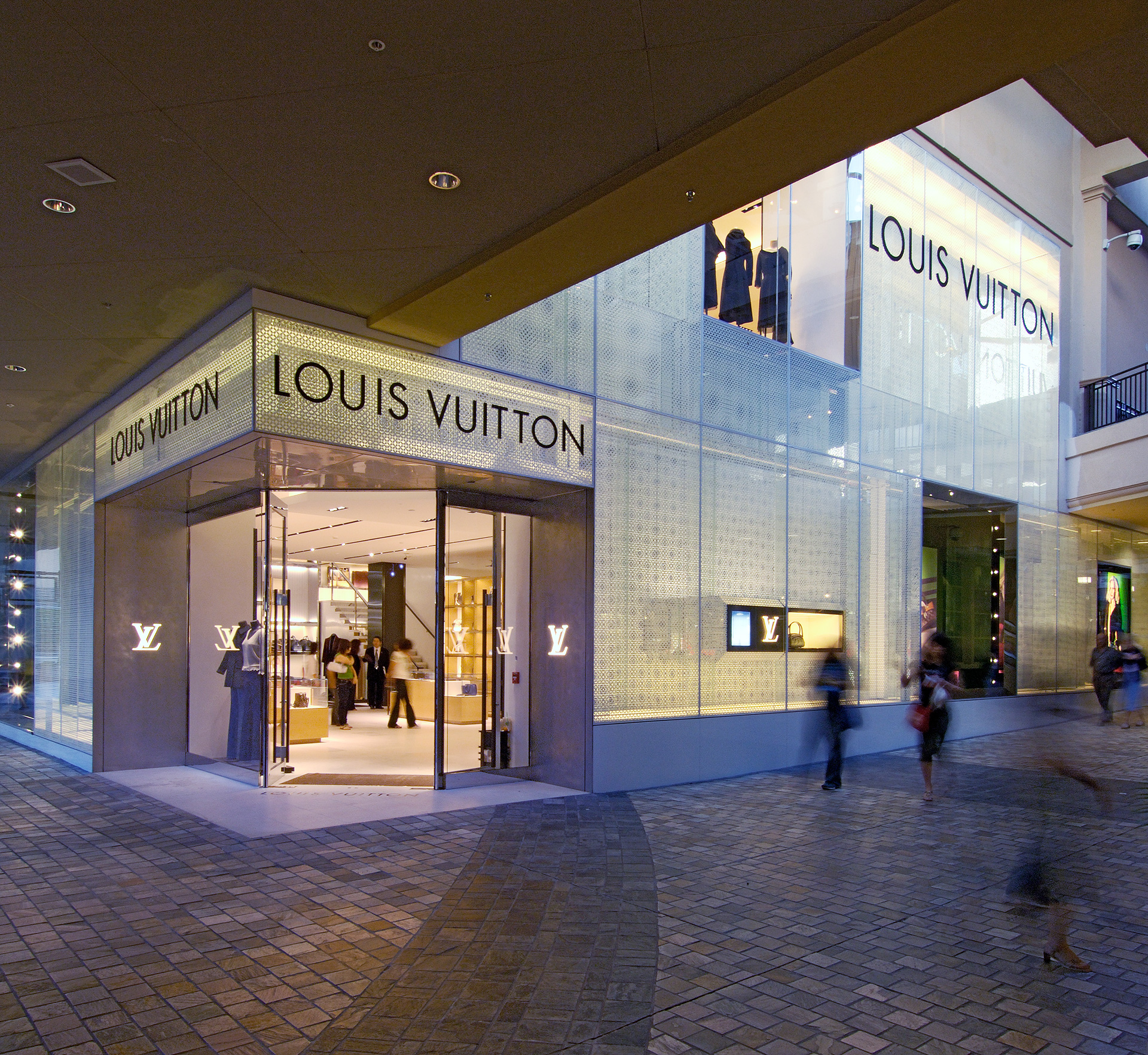 HUGE SALE at Louis Vuitton?! IS IT A REAL THING?! // Louis Vuitton at Ala  Moana in Honolulu, Hawaii 